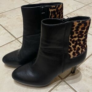 Tahari Serena Black Sleek Leopard Booties Point Toe Zip Up Faux Fur Size 7